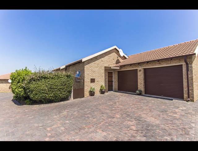 2 BEDROOM TOWNHOUSE FOR SALE IN RADIOKOP